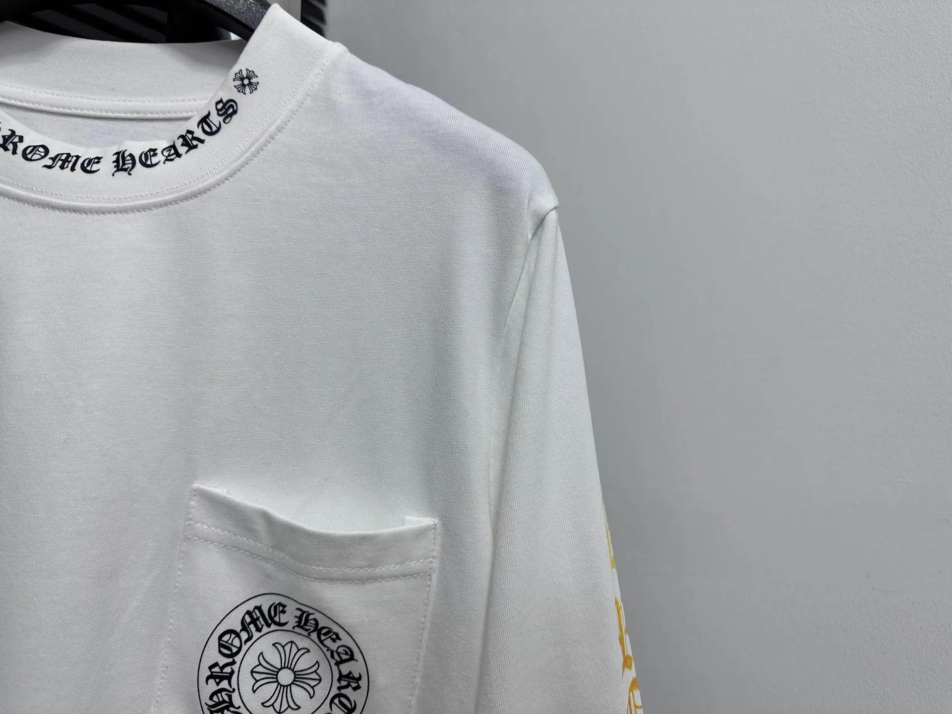 🅿️230 [Come Hearts] Crow Heart Graffiti Letters Limited Sanskrit Printed Long Sleeves, High Weight Threads on Collar and Cuffs, Custom Weaved and Dyed 280g Double Yarn Pure Cotton Fabric, Washed Anti-Counterfeiting Tags and other auxiliary labels are all correct versions, super conspicuous, super pretty, super stylish, same style for men and women! The overall upper body highlights fashion and individuality, and when worn together by a couple, it is a recommended T-shirt by the Street Ace!! Same style for men and women Size: XS-L